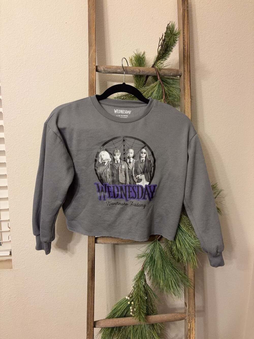 Wednesday Nevermore Academy Graphic Crop Sweatshirt Size L (10/12)